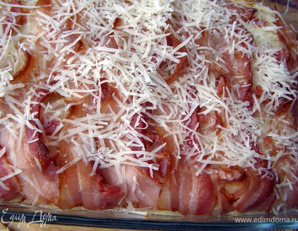 Ставим запеканку в хорошо прогретую до 220 гр. духовку на 20 мин. В это время подготовим финальный штрих - стружку пармезана. Этот сыр облагородит наше блюдо и сделает его ещё более нарядным.
Отправляем запеканку ещё на 7 минут в духовку до появления лёгкой вуали на воланах из бекона!:) 
