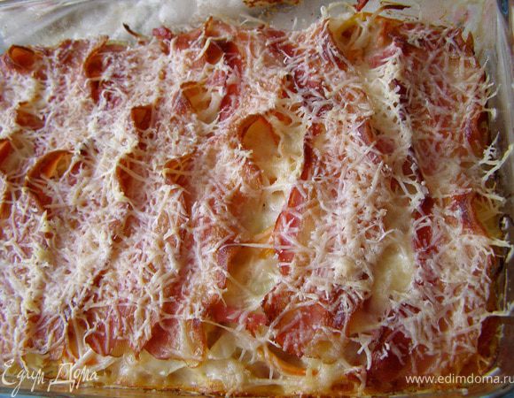 Запеканка оказалась даже более вкусной, чем я могла предположить! Нежные овощи в сырном соусе покрывает сочный слой лука и перца, а сверху ароматная хрустящая корочка! Подавать слегка остывшей, но не слишком, чтобы хрусткость бекона сохранилась.
