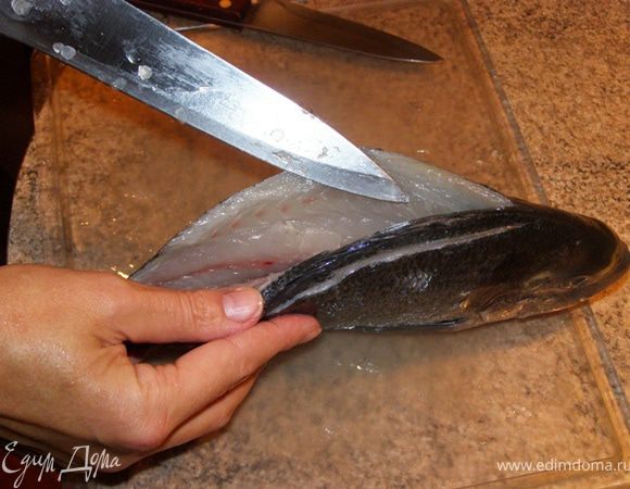 Аккуратно отсоединим спинной хребет от мякоти с одной стороны,