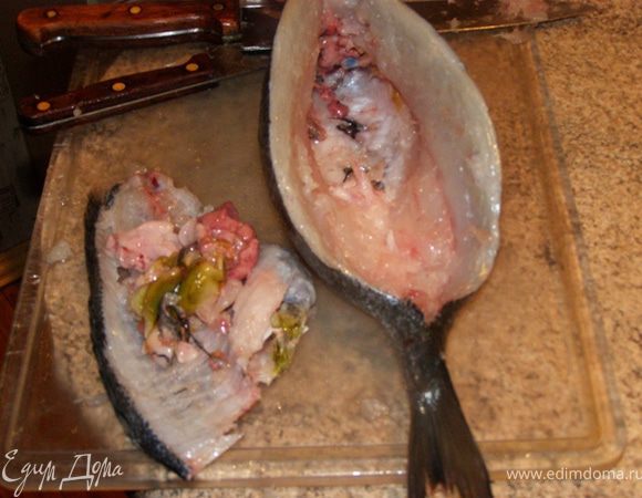 Очень аккуратно небольшим ножом высвободим спинной хребет от филе. Уберем внутренности 