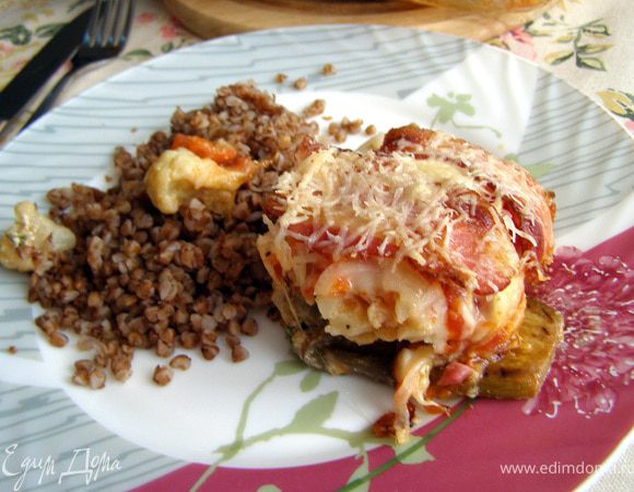 Эту запеканку можно подать как основное блюдо с ароматными лепёшками. Можно попробовать с гарниром из пасты, риса - мне показалось очень уместным подать её с гречкой. Но и гарнир это тоже будет неплохой, если в основе нежное мясо птицы , к примеру, тушеная курица или индейка.