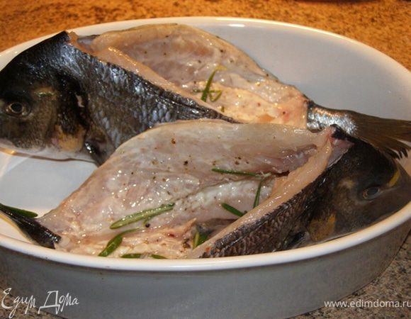 Рыбу выложим в форму для запекания