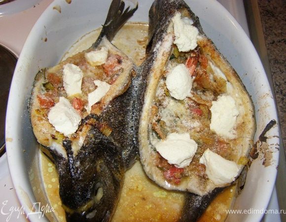 Через 15 минут разложим по поверхности овощей творожный сыр, присыпем тертым пармезаном, поставим запекаться еще на 10 минут