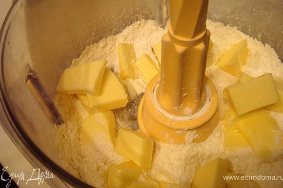 Сделаем песочную основу для нашего тарта: масло сливочное (холодное) порезать мелким кубиком и убрать снова в холодильник. Муку, сахарную пудру и соль соединить в чаше комбайна (насадка- нож) и перебить в течение минуты, двух. Добавить разом холодные кусочки масла и выбить смесь в комбайне, пока тесто не соберется в единый цельный комок- станет однородным . Форму для выпечки хорошо смазать маслом (не жалейте, чтоб тарт потом легко достать).