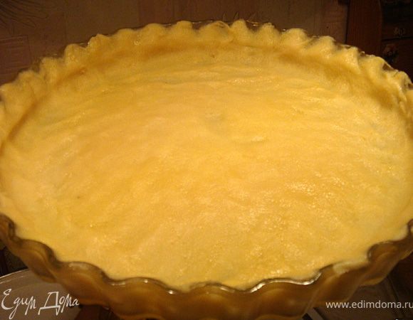 Теперь выкладываем в форму нашу основу. Я рекомендую-стеклянную форму.
Выложить сначала бортики коржа- тесто берите небольшими порциями и плотно прижимайте к ботам. Дно формы равномерно распределяем и прижимаем. Накалываем дно в нескольких местах вилкой, закрываем тарт пищ.пленкой и отправляем в морозильную камеру на 15 минут.
