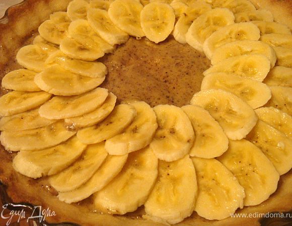 Тем, временем разогреть духовку до 200 гр.ц. Тарт достать из морозильника и выпекать 15 минут. Достать и остудить до комнатной температуры.
Займемся ореховым кремом: Смолоть в блендере сахар в пудру, добавить орехи и смолоть все вместе в мелкую крошку. Далее добавить масло, муку и яйцо-все вместе сбить в блендере до образования кремовой массы. Пррогреть до загустения, остудить до комн. температуры, убрать в холодильник.
Подготовим начинку: Яблоки порезать дольками и обжарить на сливочном масле с сахаром до карамелизации. Остудать до комнатной температуры. Бананы и хурму порезать кольцами.
Формируем тарт: на дно коржа равномерно распределить крем, балее- выложить бананы по кругу. Сверху по кругу выкладываем карамелизованные яблоки- в ценрт выклабываем хурму в форме цветка. поливаем оставшейся карамелью. Дать тарту немного пропитаться, можно подавать.
