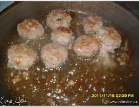 Приготовить фрикадельки: замочить хлеб в молоке, отжать и вместе с мясом и луковицей пропустить через мясорубку. Вбить яйцо, добавить измельченный укроп, посолить, поперчить и перемешать. Сформировать фрикадельки и обжарить их на растительном масле.