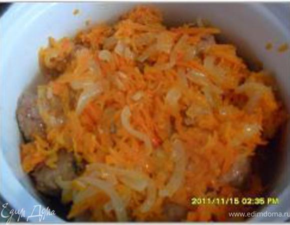 Лук нарезать полукольцами, морковь натереть на крупной терке. Обжарить морковь с луком на растительном масле до золотистого цвета. Переложить фрикадельки в кастрюлю, сверху выложить лук и морковь.