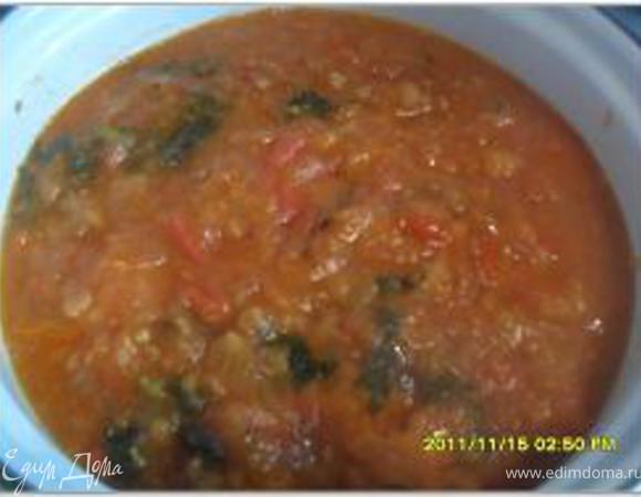 Приготовить томатный соус: разогреть в сковороде растительное масло, всыпать муку и обжарить. Развести обжаренную муку бульоном или водой. С помидоров снять кожицу и добавить их и сок из банки в сковороду с мукой. Посолить, поперчить, прогреть и посыпать измельченным укропом.
Залить томатным соусом фрикадельки с овощами, поставить на медленный огонь и томить около 30 минут.