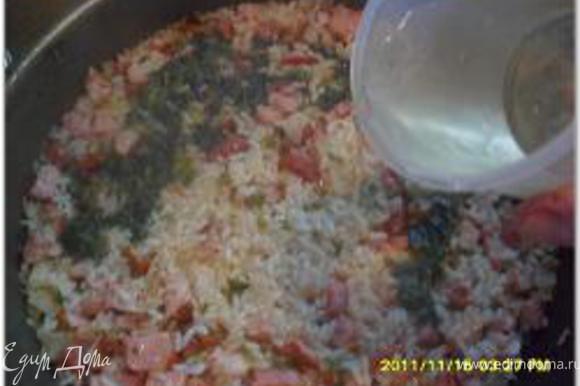 Влить 1-2 стак. воды, перемешать, накрыть крышкой и готовить на медленном огне до готовности риса. За 5 минут до готовности влить вино, посолить и поперчить.