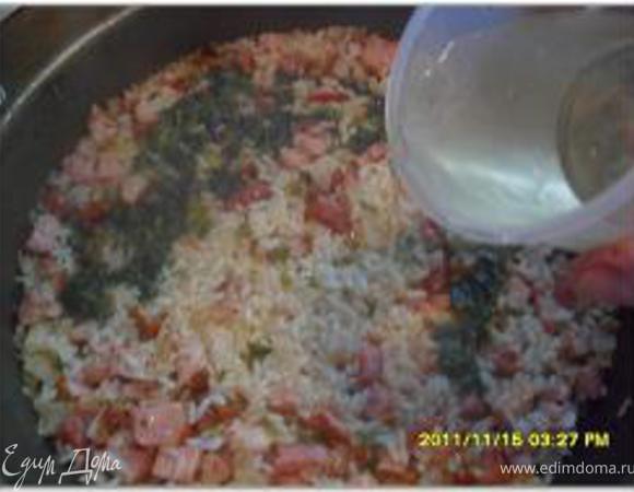 Влить 1-2 стак. воды, перемешать, накрыть крышкой и готовить на медленном огне до готовности риса. За 5 минут до готовности влить вино, посолить и поперчить.