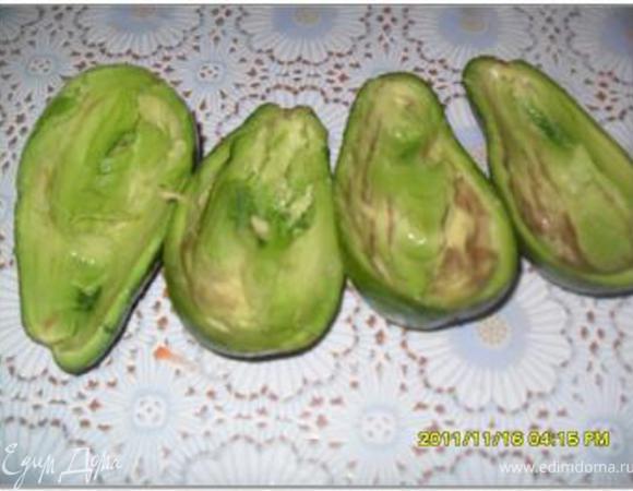 Авокадо разрезать пополам, удалить косточку. Затем ложкой вынуть мякоть и сбрызнуть получившиеся лодочки лимонным соком.