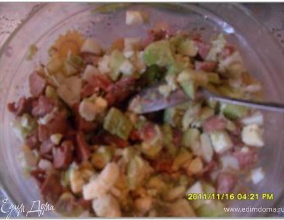 Мелко нарезать мякоть авокадо, сваренные яйца, огурец и печень трески. Посолить, поперчить, заправить майонезом.