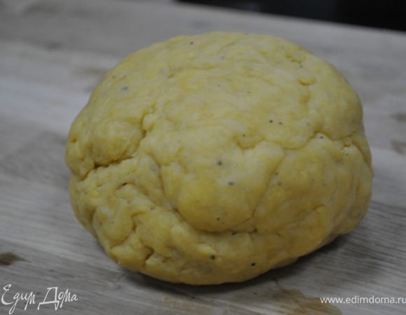 Приготовить пасту: из ингредиентов замесить тугое тесто, положить в холодильник на 30 минут.