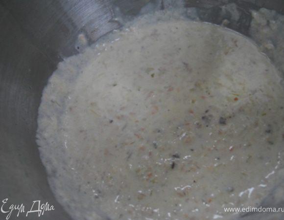 Приготовить соус: Поджарить лук с чесноком до прозрачности, положить все остальные ингредиенты и тушить 4 минуты.