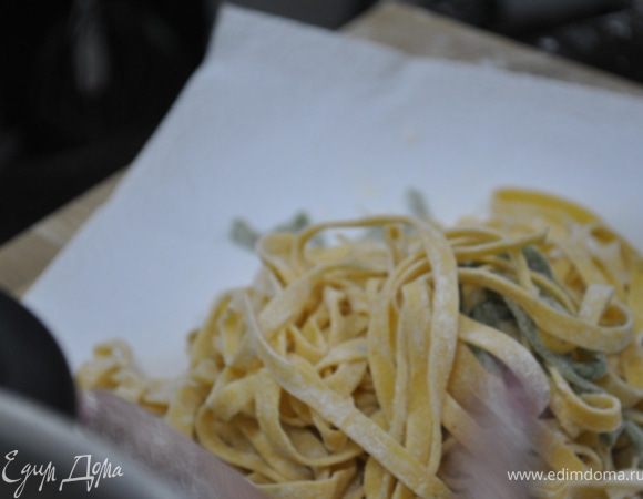 Раскатать тесто очень тонко, нарезать пасту.