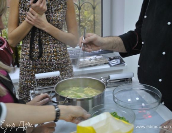 В кипящую подсоленную воду опустить подготовленную пасту и варить минуту-полторы после закипания. Вынуть, добавить сливочное масло.