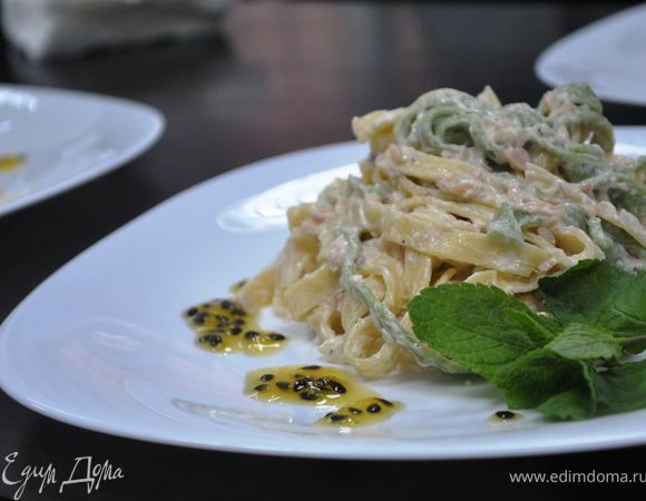 Смешать пасту с соусом и прогреть.
Подавать с пюре из маракуйи. С ней, конечно, вкусно настолько... Я чуть язык не проглотила.:))
На наш вопрос чем ее заменить, Стефано ответил: лимоном.