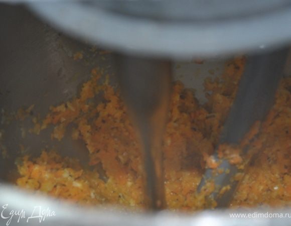 Все овощи измельчить в блендере на мелкие кусочки, поджарить в течение 10 мин.