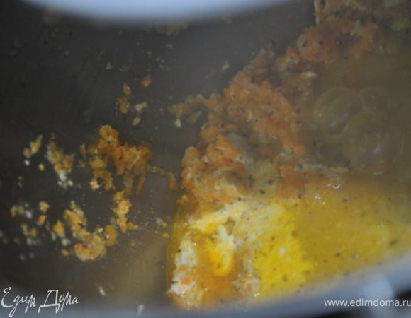 Добавить травы и куриное филе, порезанное на кусочки. Тушить 10 минут на медленном огне.
Затем добавить сливки, вино, соль, перец и тушить еще 10-15 мин.