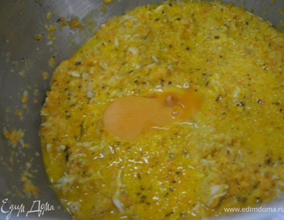 В конце добавить 1 желток (сняв с плиты), перемешать, добавить цедру лимона, натертую на тёрке или измельченную в блендере и  петрушку.
