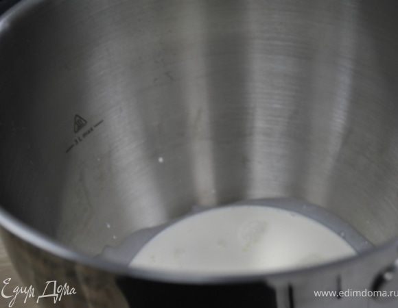 Помешивая, сливки, ванилин, сахар, цедру подогреть до 80 ̊С. (Не доводить до кипения).