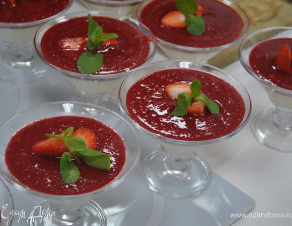 Малину измельчить в блендере, добавить сахар и сок лимона, перемешать и оставить, пока застывает панакотта.
На застывший десерт налить сверху кули, украсить по желанию и подавать.