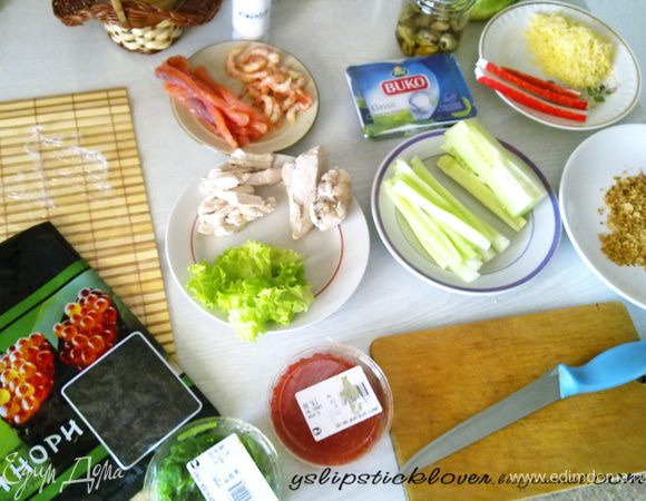 Сразу подготовить все ингредиенты. Огурец очистить, нарезать часть без семян на полоски. Форель нарезать на полоски средней толщины. Пармезан натереть на мелкой терке. Салат нарезать на полоски.