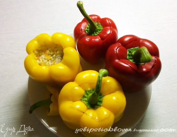 Смешать рис, овощи и грибы, посолить, поперчить, добавить сухие приправы и хорошо перемешать. Плотно начинить полученной массой перцы, выложить их в широкую кастрюлю.