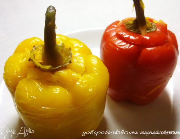 Налить воды на 1/3 кастрюли, посолить, поперчить, накрыть крышкой и тушить на слабом огне в течение 1 часа.