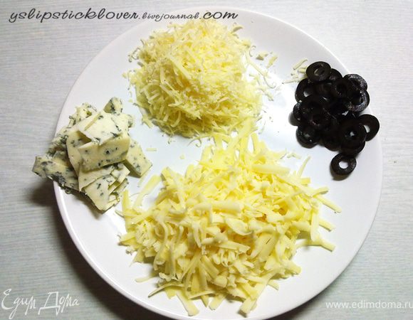 Пармезан натереть на мелкой терке, маасдам - на крупной. Дор блю нарезать тонкими ломтиками. Маслины нарезать на кружки.