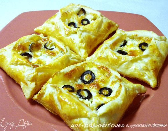 Разогреть духовку до 200 С. Отправить слойки запекаться на 15-20 мин.