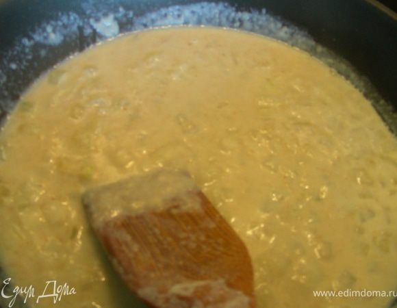 Разогреваем духовку до 180 гр. Готовим соус Бешамель. Растапливаем сливочное масло, затем обжариваем в нем лук до золотистого цвета (лук - опционный вариант, на любителя), затем добавляем муку, все перемешиваем, чтобы не было комочков, готовим еще пару минут, затем добавляем молоко и готовим до загустения.
