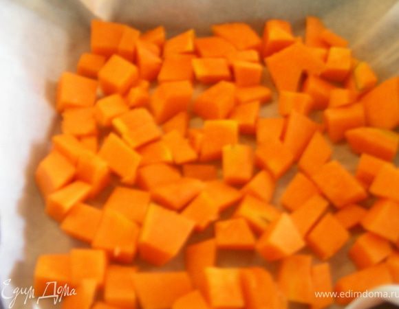 Тыкву нарезаем средними кубиками и выкладываем в смазанную форму для запекания. 