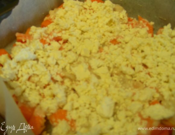 Поливаем ее соусом, сверху посыпаем фетой и отправляем в духовку минут на 30 (до мягкости тыквы).