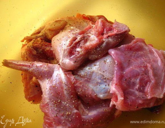 Кролика порезать на порционные куски, присыпать смесью 4-х перцев, посолить и оставить на 30 минут 