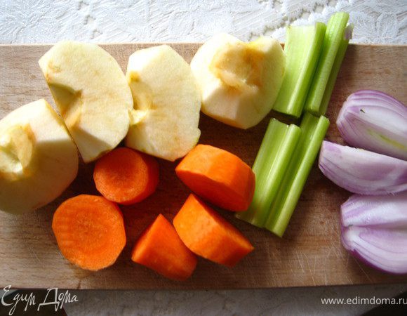 Овощи и яблоко почистить, порезать на  куски.