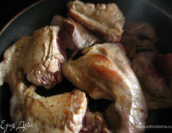 Кролика быстро обжарить на небольшом количестве сливочного масла, до слегка румяной корочки