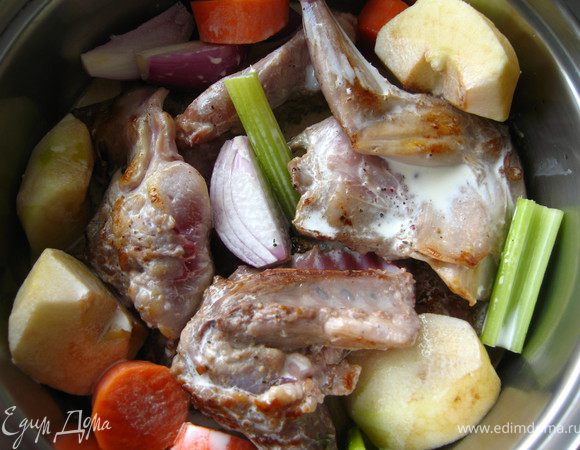 В широкую кастрюлю положить куски кролика, овощи, яблоко.Залить сливками и тушить не медленном огне 40-50 минут.