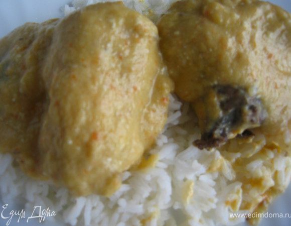 Подаем кролика с рисом, обильно полив соусом.