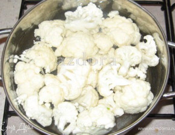 Цветную капусту разделить на соцветия и отварить в подсолёной воде около 5 минут.Она должна остаться хрустящей.Если вас раздражает запах цветной капусты,добавьте в воду столовую ложку уксуса.