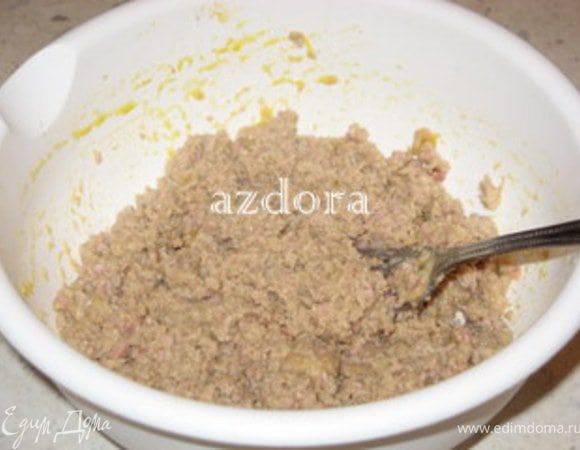 Когда мясо обжарилось, выключить огонь и добавить к мясу белый хлеб, который предварительно был замочен в молоке, а так же одно яйцо и пренести всё в блендер. Превратить в однородную массу.

