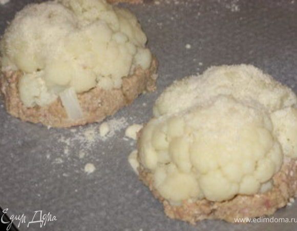 Шляпки на противне присыпать тёртым сыром. Т.к. все ингредиенты уже готовы, поставить шляпки в духовку в режиме «гриль» , пока сыр не подрумянится. Перенести готовые шляпки с противня на блюдо. Подавать горячими.