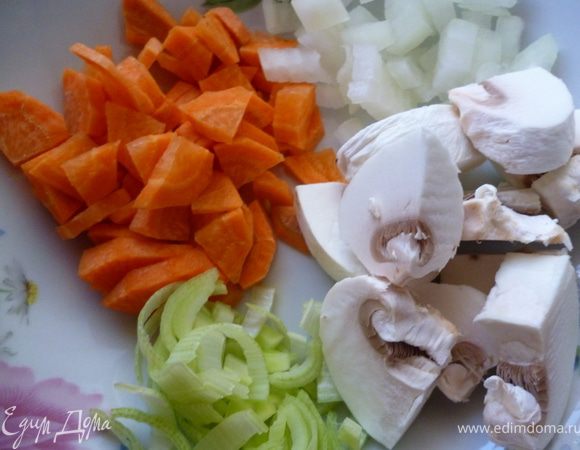 Печень замочить в молоке на 30мин.А за это время подготовим овощи и грибы.Лук нарезать кубиком,морковь кусочками,лук порей полосками,грибы не очень мелко.