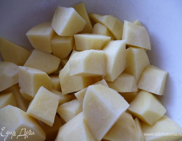 Картофель нарезать кубиком или дольками.