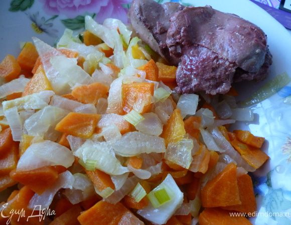 Теперь слегка обжарить лук,морковь,порей.Печень тоже обжарить пару минут(она должна поменять цвет на светлый и остаться мягкой).