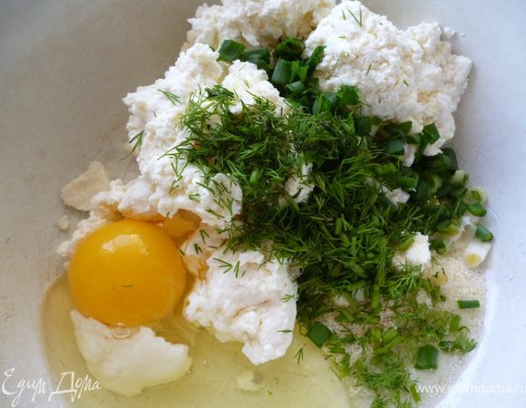 Приготовим тесто для клецок:смешать творог,яйцо,манку,соль и зелень и дать постоять минут пять.