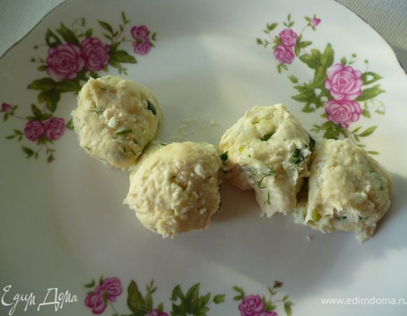 Затем добавить муку,замесить мягенькое тесто и сформовать клецки.(из теста раскатываем колбаску и ножом делим на кусочки).Клецки отварить в подсоленной воде.