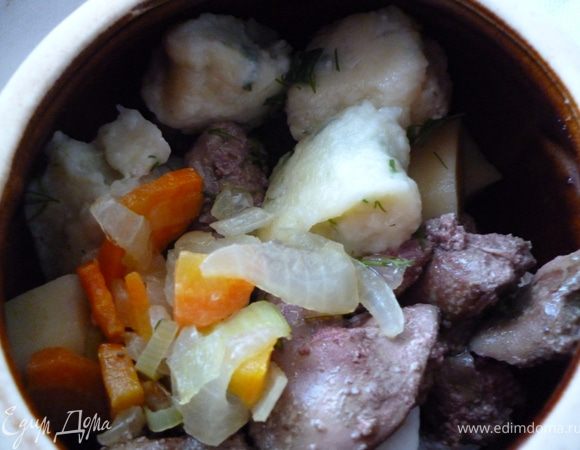 Затем выкладываем кусочки печени(а также и сок который образовался при жарке),клецки,солим и перчим,еще щепотку зелени,жареный лук и морковь и  несколько кусочков помидора.Наливаем бульон или воду до половины горшочка,закрываем крышками и отправляем в холодную духовку(что бы горшочки не полопались,а нагревались постепенно).Включаем духовку и готовим 1час 20минут при 170-180градусах.Выключаем духовку и даем горшочка постоять еще 10минут и все,можно наслаждаться вкусным и ароматным блюдом!Приятного аппетита:)