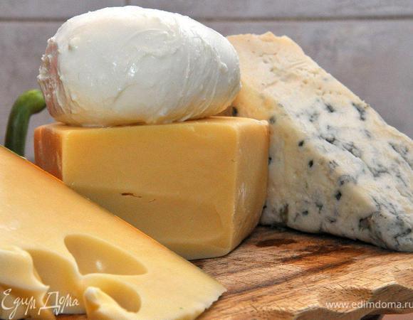 Далее все совсем просто, можно расслабиться. В керамическую форму для запекания отправляем наши подготовленные морепродукты. Добавим морской соли и черного перца. Теперь кладем между ними кусочки моцареллы и горгондзолы и аккуратно проливаем все сливками, чтобы полностью заполнить все пустоты и промежутки. 